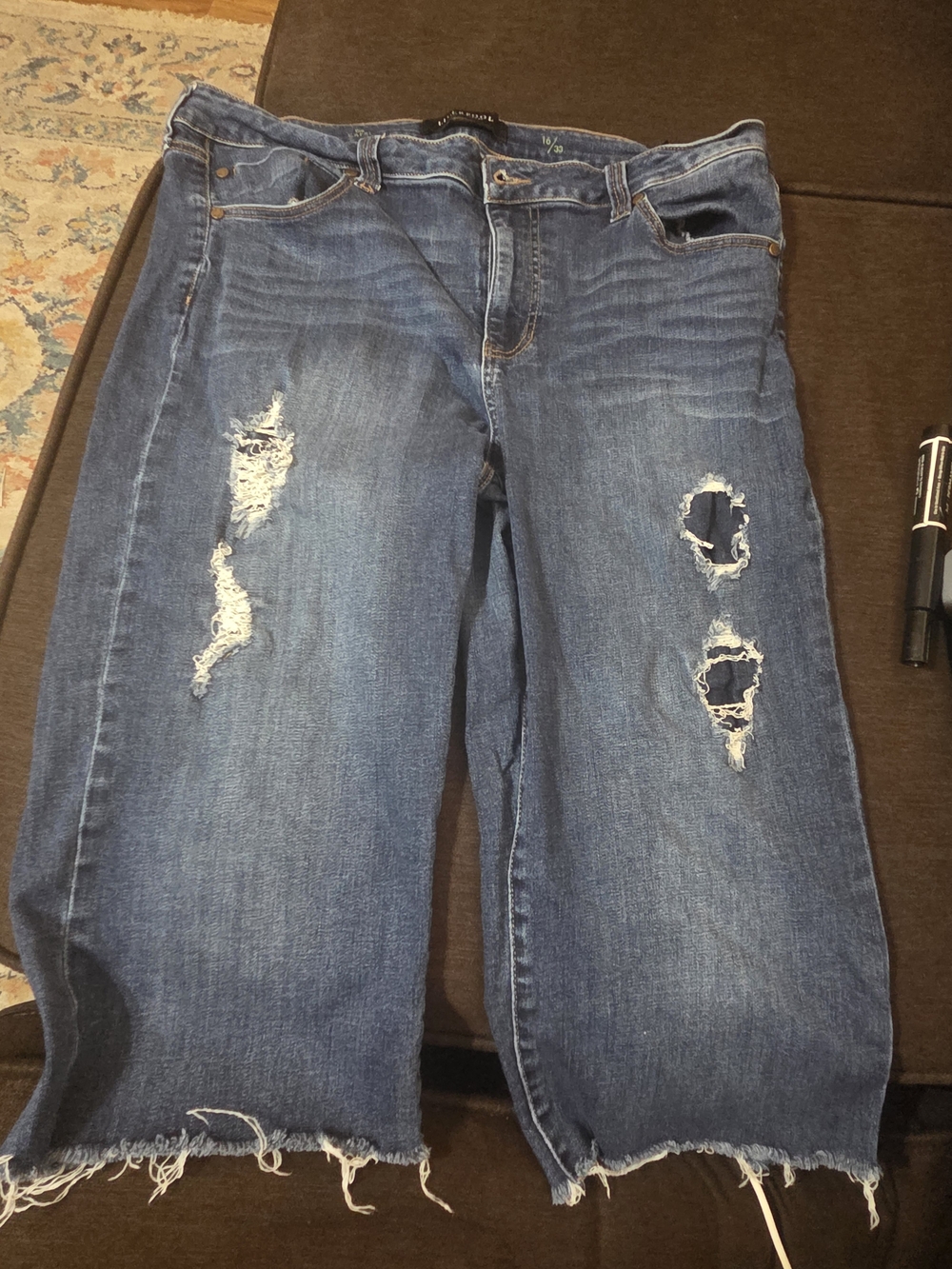 Liverpool Raw-Hem Distressed Blue Cropped Jean Capri Liv16